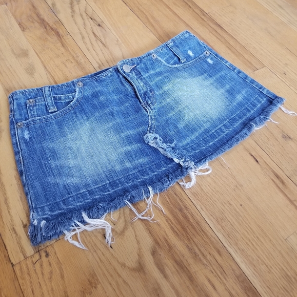 CALVIN KLEIN GREAT COND DISTRESS JEAN MINI SKIRT